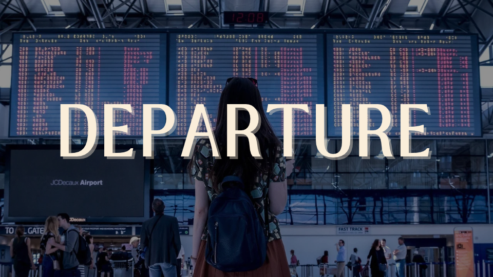 Mulher de mochila diante do painel de voos de um aeroporto, com a palavra DEPARTURE em destaque
